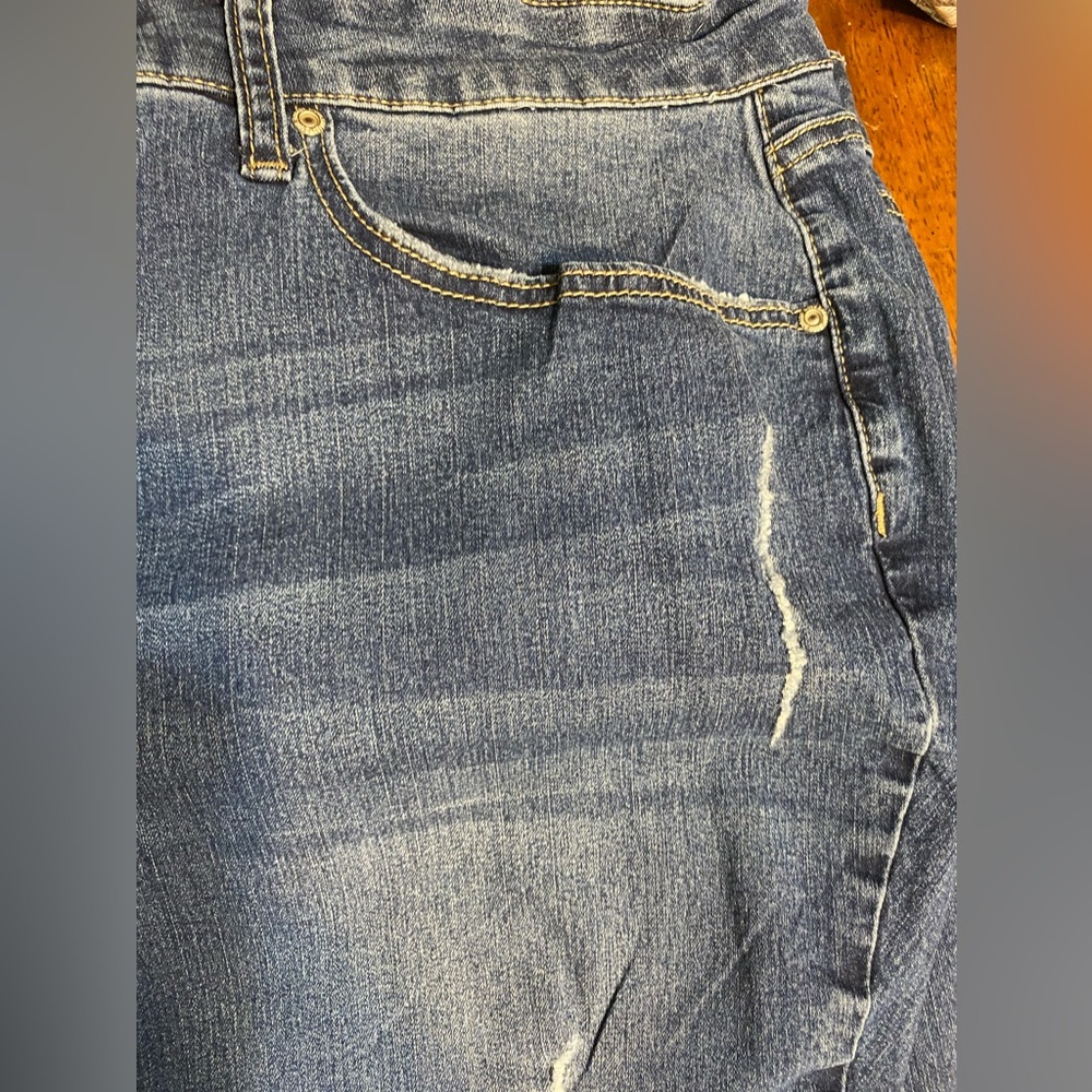 Love indigo lightly distressed, embellished, capris, size 24 plus - Picture 5 of 15